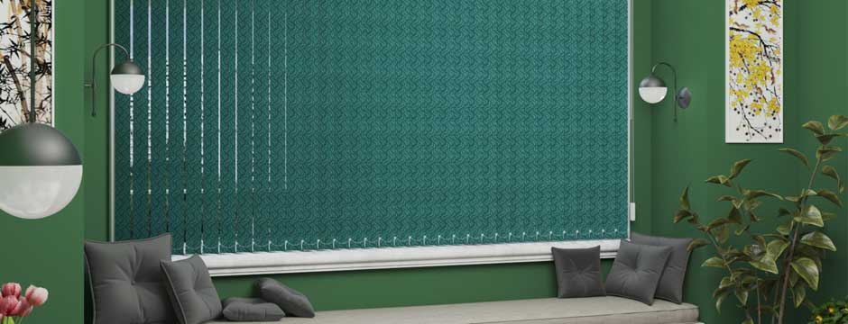 вертикальные тканевые жалюзи в комнате